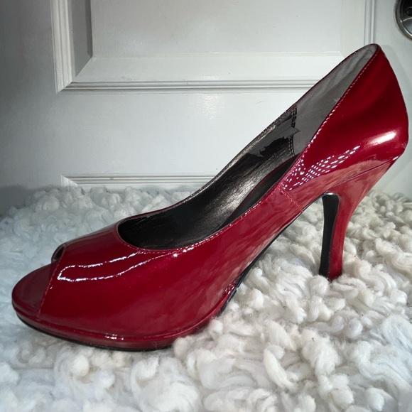 Moda Spana Red patent leather heel peep toe size 7M
